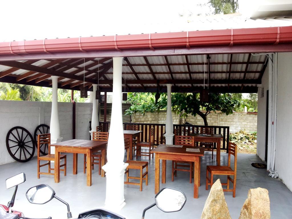 Bed and Breakfast Ceylon Surf Guest And Restaurant Велигама Экстерьер фото