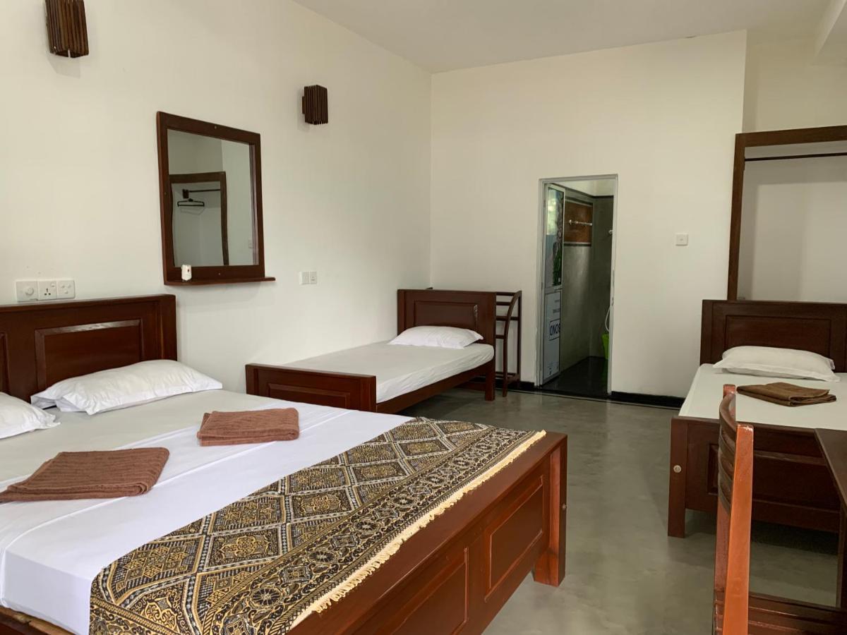 Bed and Breakfast Ceylon Surf Guest And Restaurant Велигама Экстерьер фото