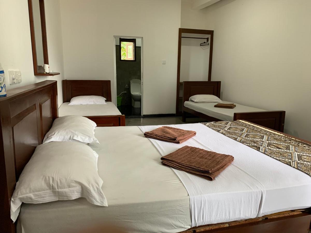 Bed and Breakfast Ceylon Surf Guest And Restaurant Велигама Экстерьер фото