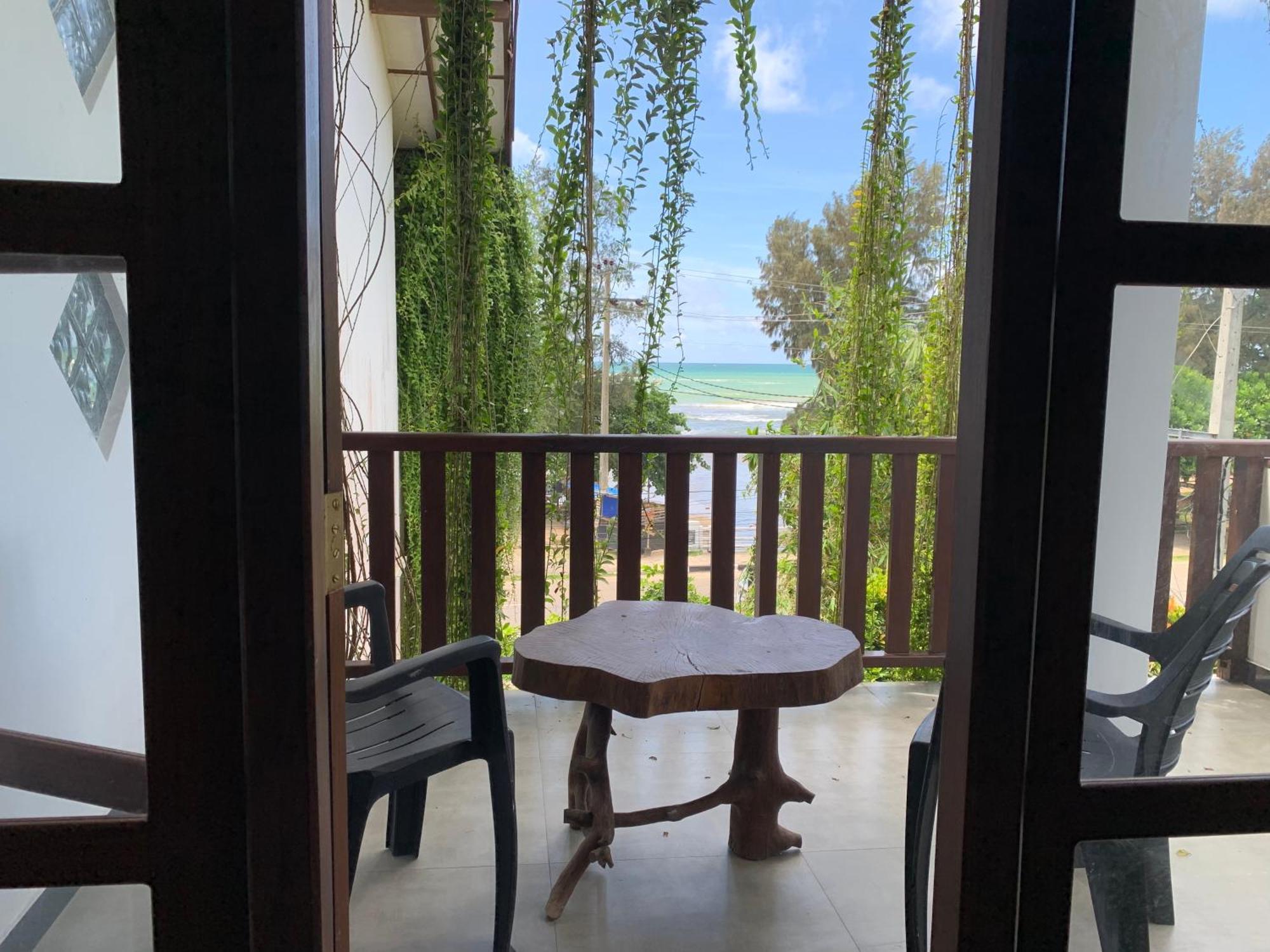 Bed and Breakfast Ceylon Surf Guest And Restaurant Велигама Экстерьер фото