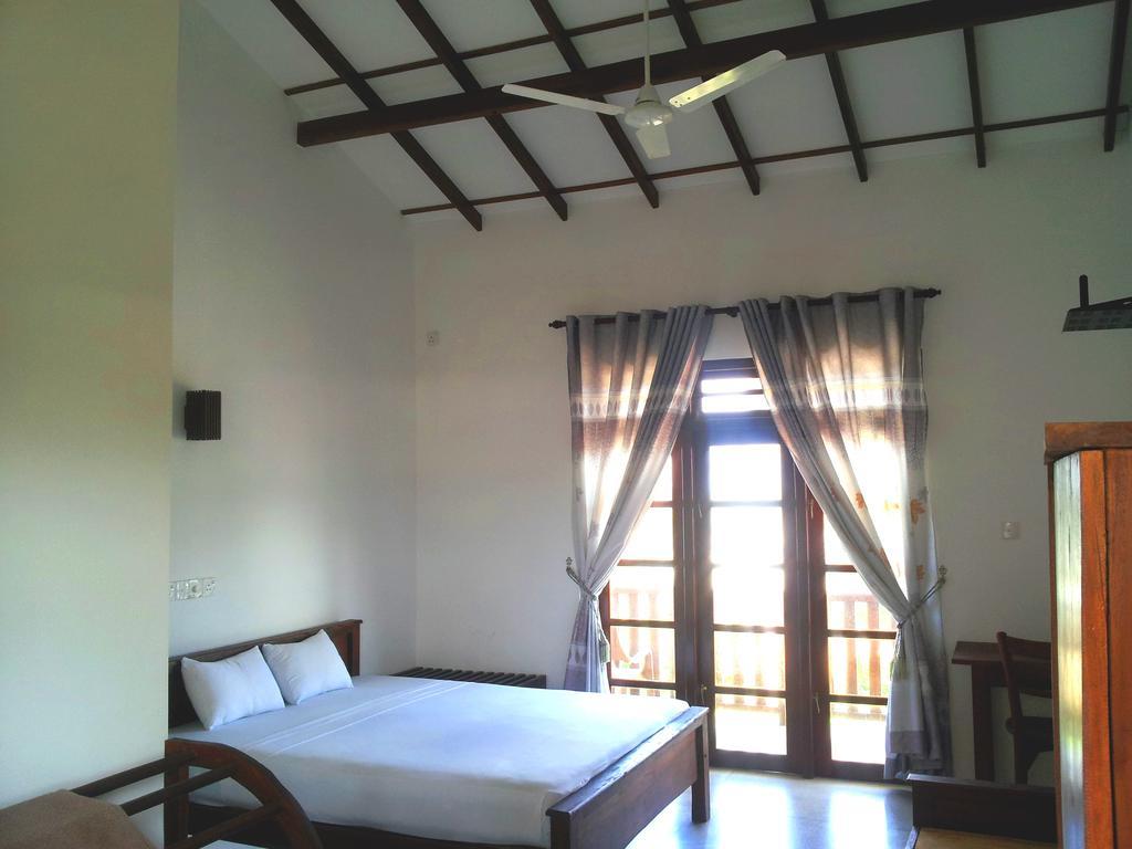 Bed and Breakfast Ceylon Surf Guest And Restaurant Велигама Номер фото