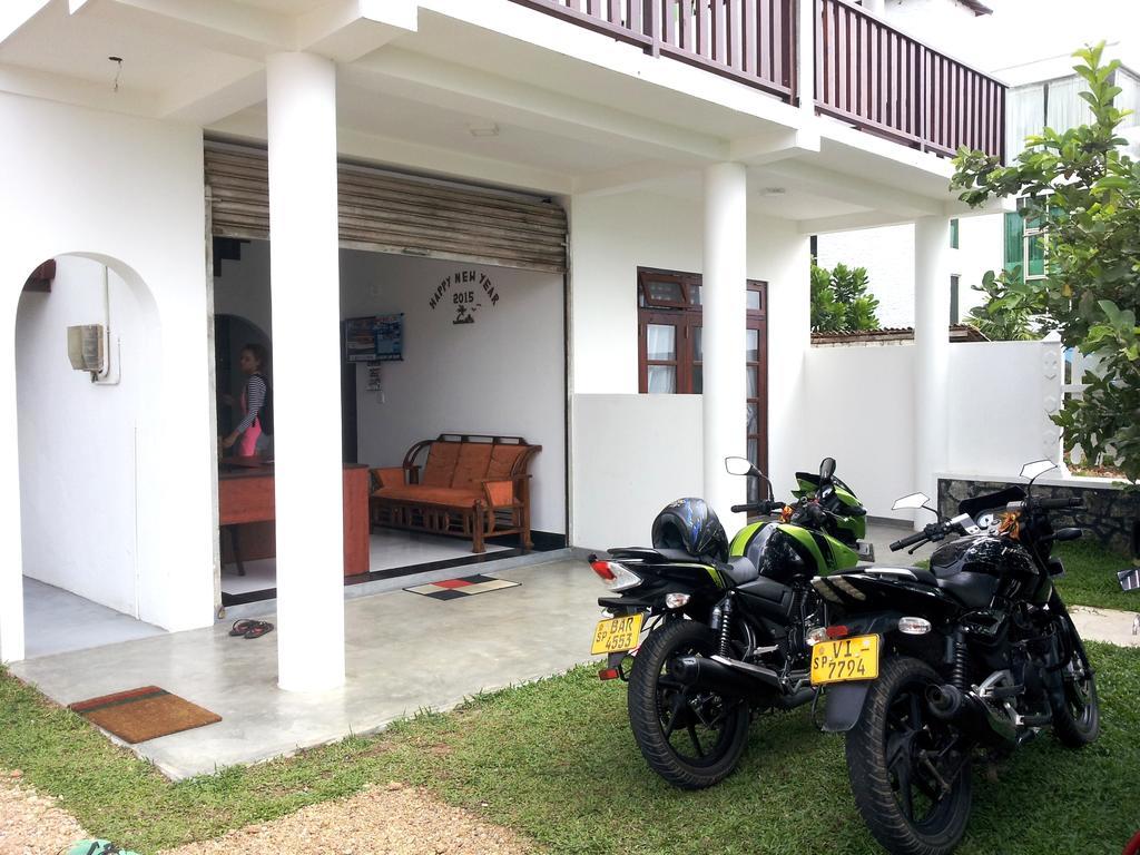 Bed and Breakfast Ceylon Surf Guest And Restaurant Велигама Экстерьер фото
