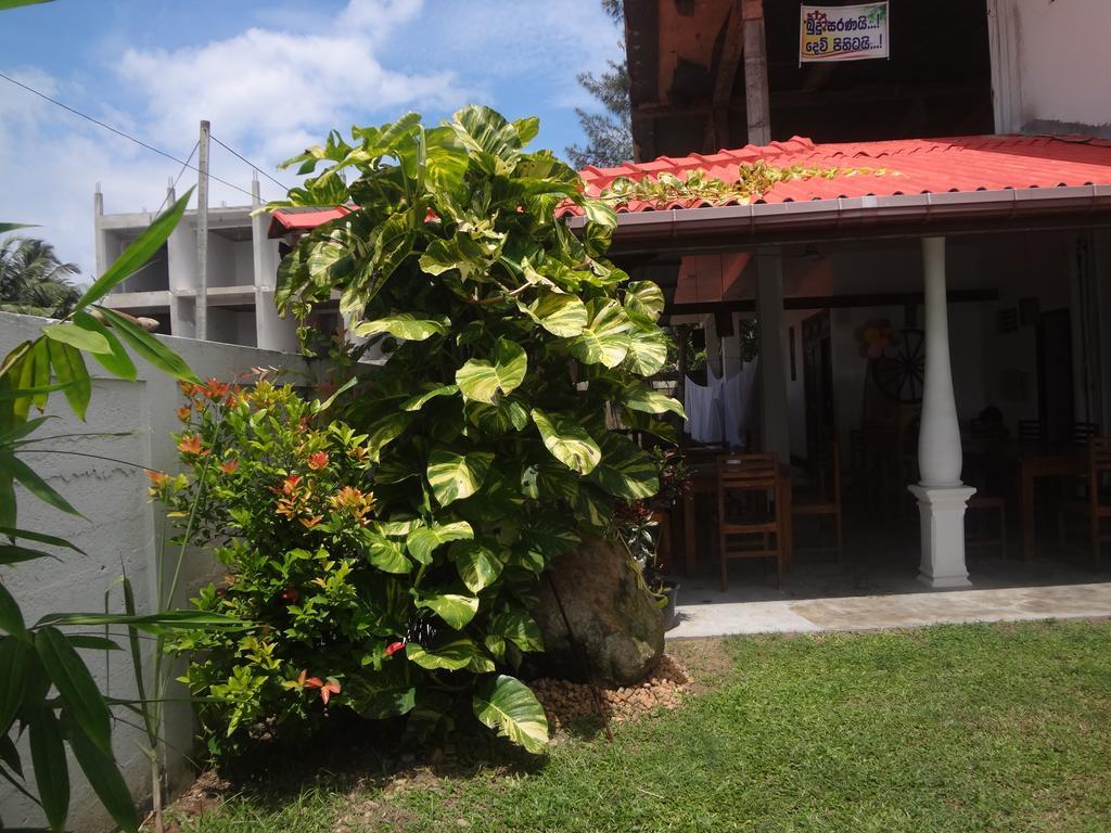 Bed and Breakfast Ceylon Surf Guest And Restaurant Велигама Экстерьер фото