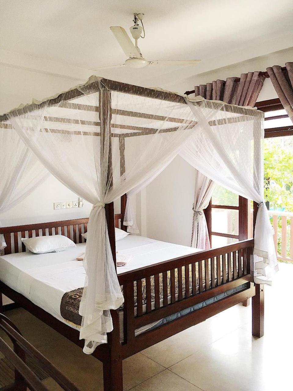 Bed and Breakfast Ceylon Surf Guest And Restaurant Велигама Экстерьер фото